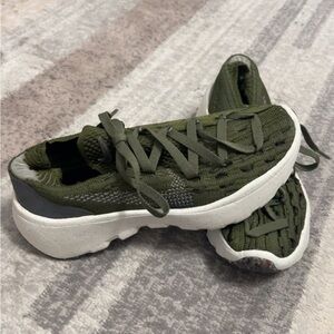 COPY - Nike Space Hippie 04 .